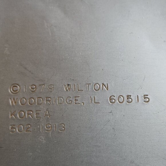 Wilton Vintage 1979 Aluminum Easter Bunny and Egg Aluminum Cake Mold Baking Mold - Picture 5 of 5